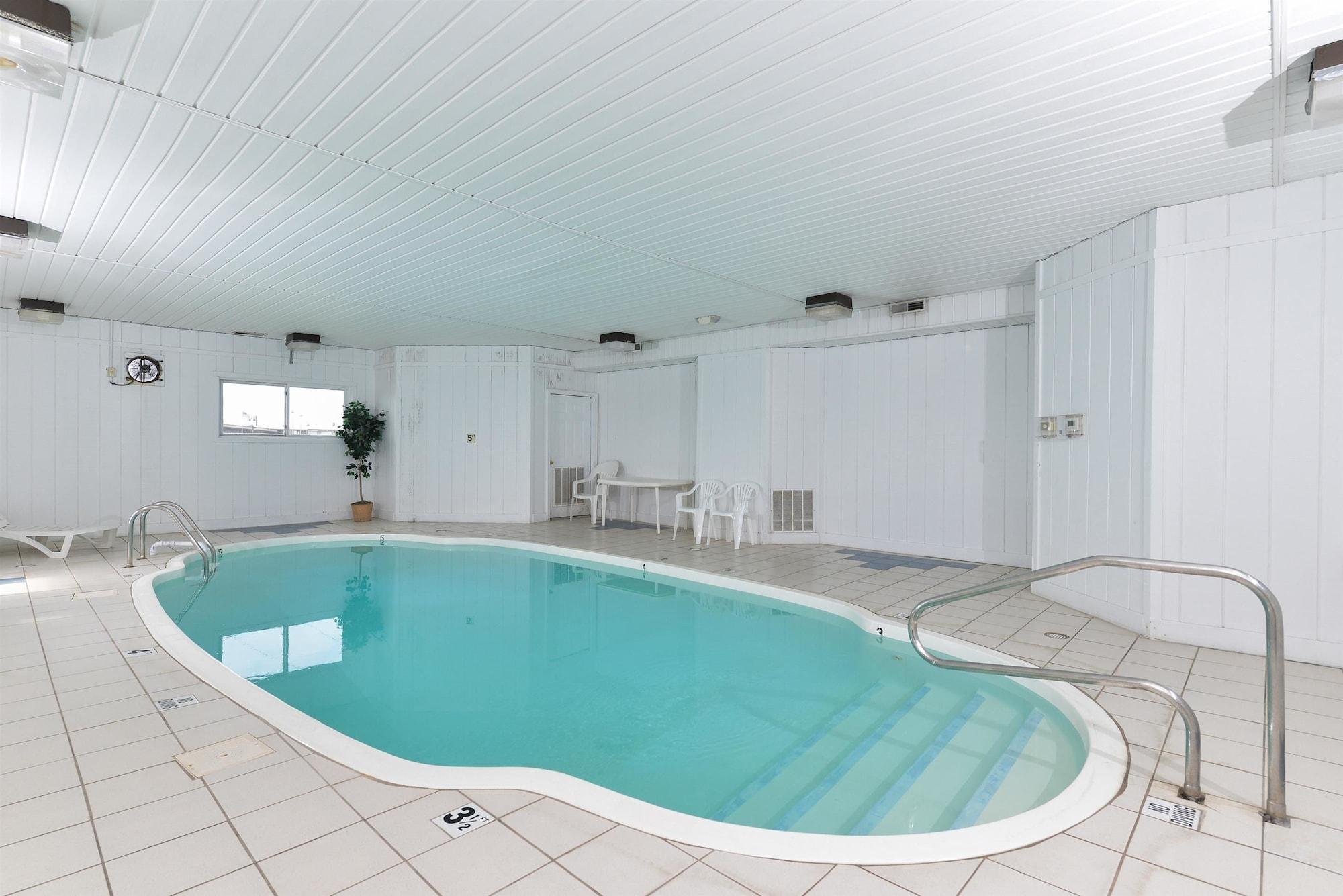 Ramada By Wyndham Effingham Hotel Bagian luar foto