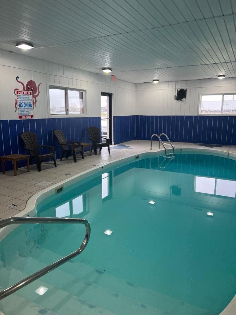 Ramada By Wyndham Effingham Hotel Bagian luar foto