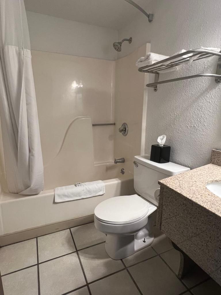 Ramada By Wyndham Effingham Hotel Bagian luar foto
