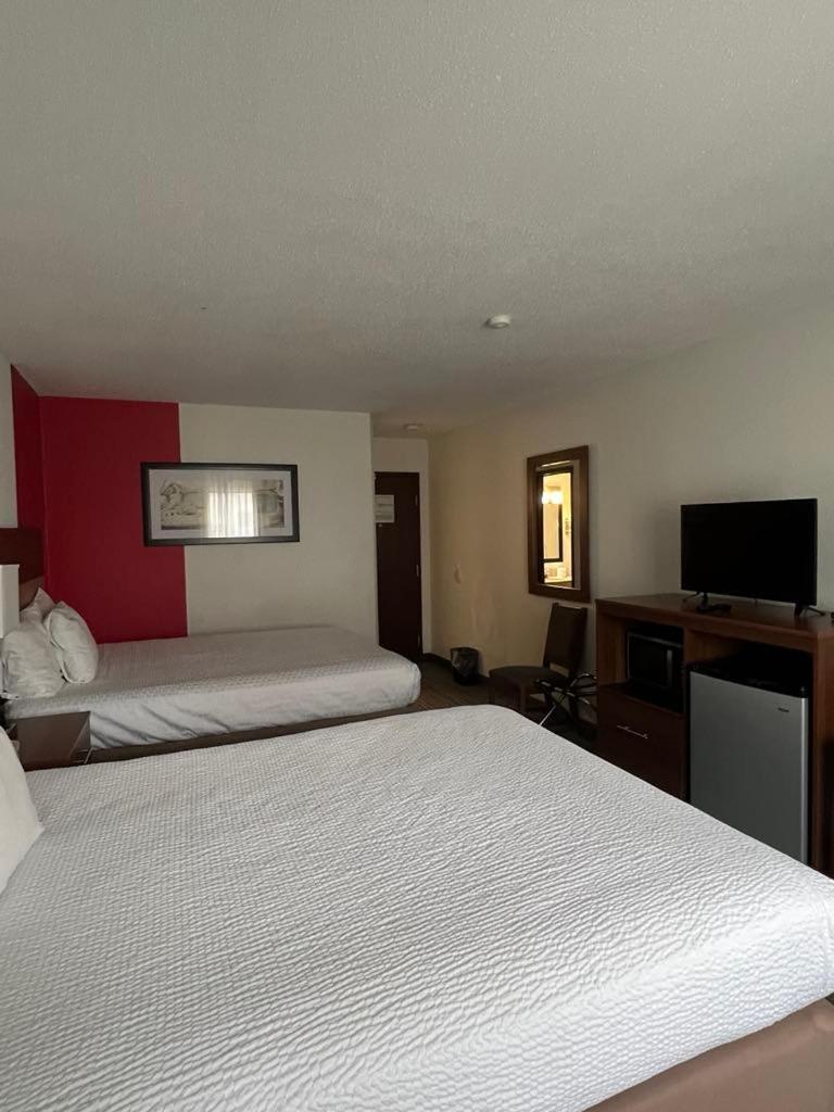 Ramada By Wyndham Effingham Hotel Bagian luar foto