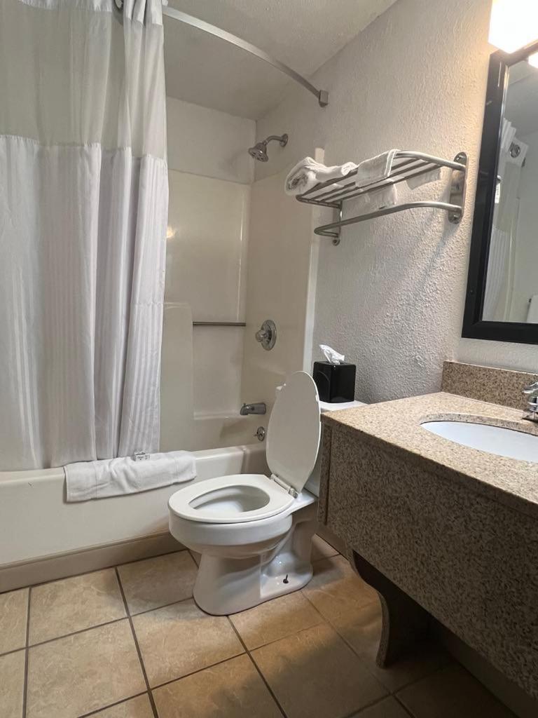 Ramada By Wyndham Effingham Hotel Bagian luar foto