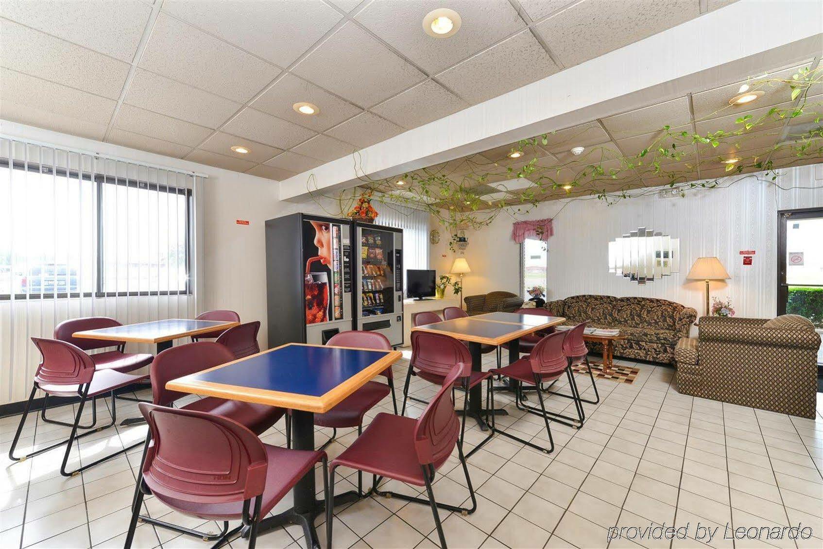 Ramada By Wyndham Effingham Hotel Bagian luar foto