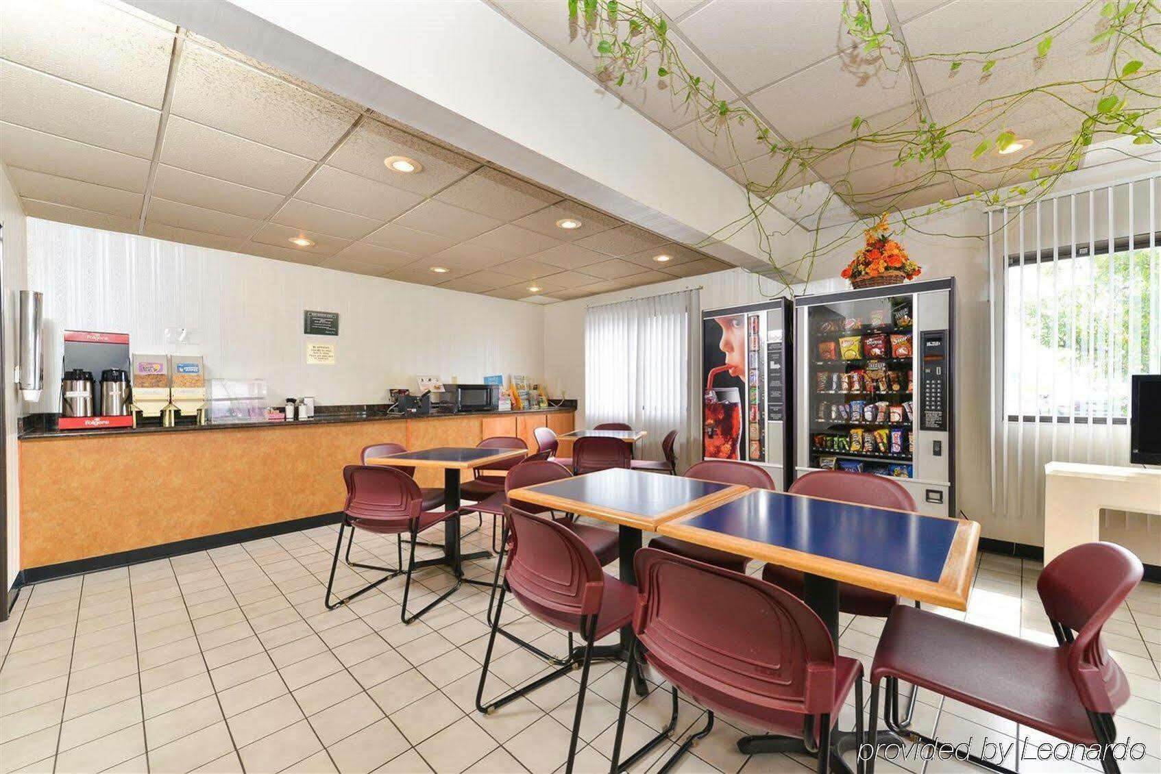 Ramada By Wyndham Effingham Hotel Bagian luar foto