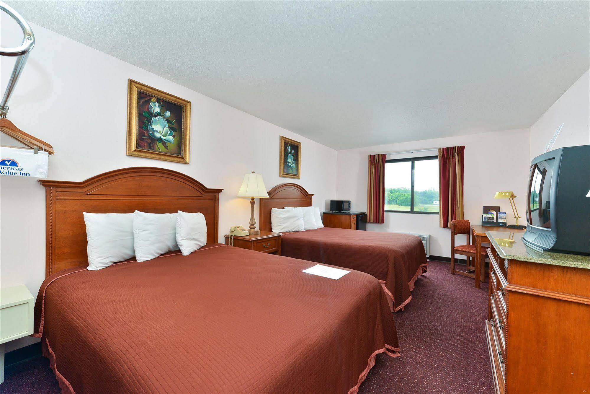 Ramada By Wyndham Effingham Hotel Bagian luar foto