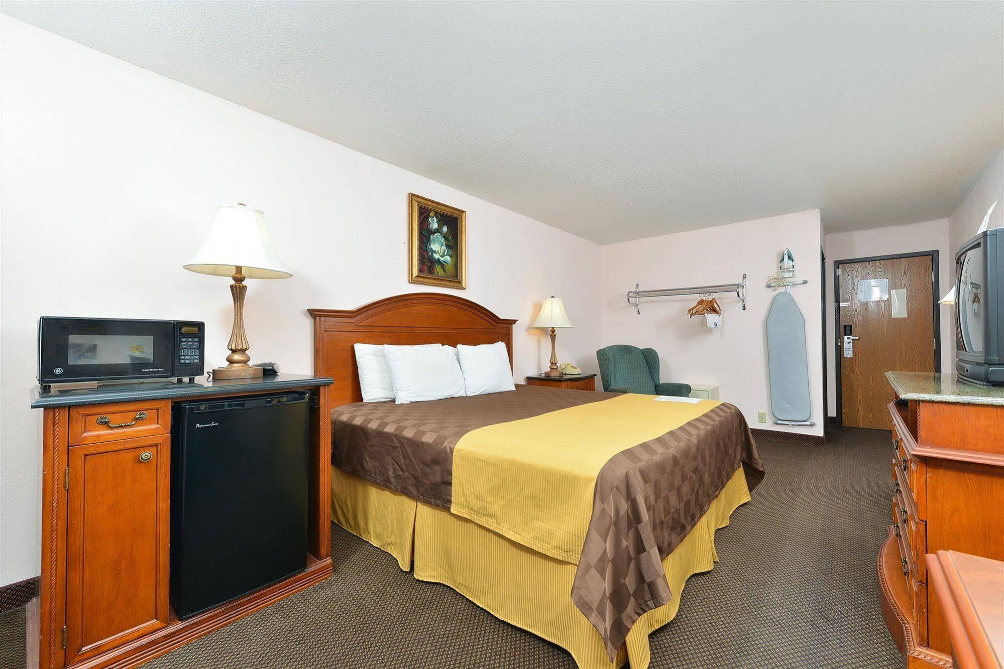 Ramada By Wyndham Effingham Hotel Bagian luar foto